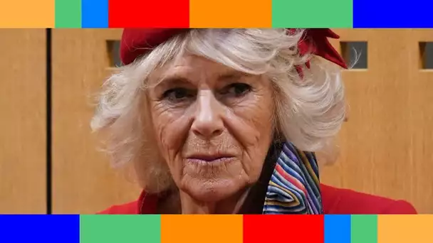 Camilla Parker Bowles rayonnante en rouge  ce look très inhabituel qui marque les esprits