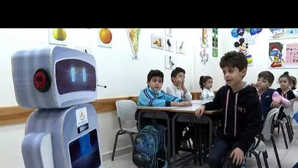 Un robot éducatif palestinien pour des élèves d'une école de Gaza.