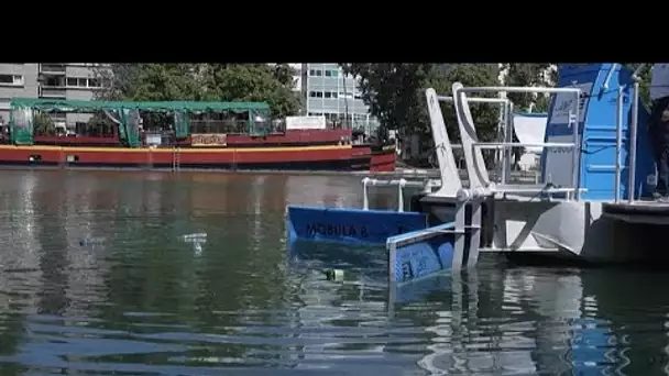 Paris : une ONG présente un bateau de dépollution plastique