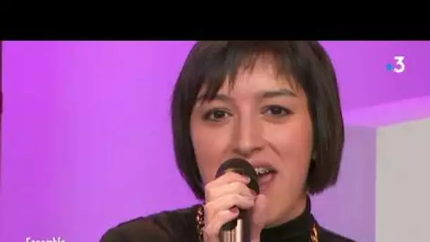 Sara Wenn chante sur le plateau d'Ensemble c'est mieux