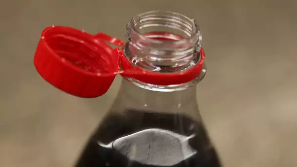 Des traces de microplastiques dans le Coca-Cola et le Schweppes en bouteille, selon une associati…