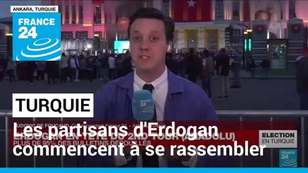 Turquie : les partisans d'Erdogan commencent à se rassembler devant le palais présidentiel