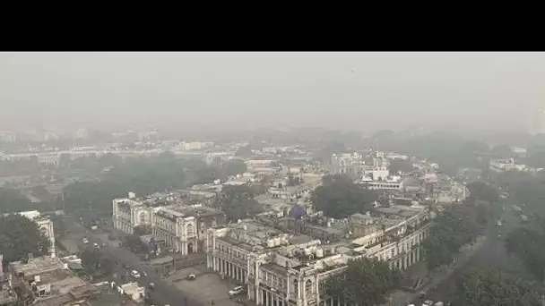 Le smog, un brouillard brunâtre, enveloppe New Delhi, qui étouffe sous la pollution