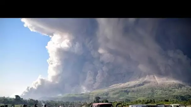 Sinabung crache du feu : le volcan indonésien en éruption