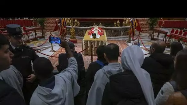 Derniers hommages devant la dépouille du défunt pape