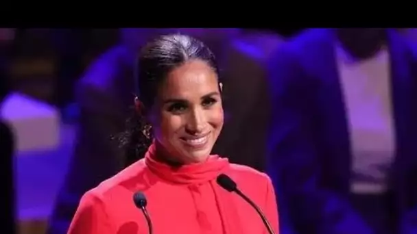 Meghan dit au public de Manchester que c'est "très agréable" d'être de retour au Royaume-Uni - disco