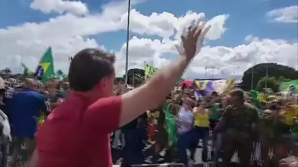 Au Brésil, Bolsonaro harangue des manifestants anti-confinement