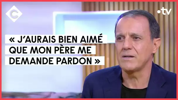 Enfants battus : la résilience de Thierry Beccaro - C à Vous - 08/11/2021