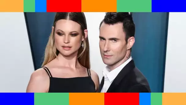 Adam Levine infidèle ? Le chanteur et sa femme Behati Prinsloo, enceinte, vus ensemble malgré la pol