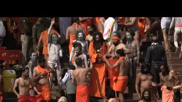Des milliers de pèlerins hindous dans le Gange malgré le Covid-19