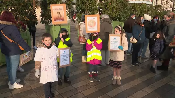 Orléans : manifestation contre le port du masque par les enfants