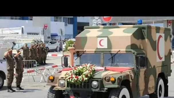 À Sidi Bou Saïd, les Tunisiens honorent la mémoire du président Essebsi