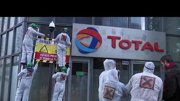 Des militants d'Attac repeignent en noir le siège de Total