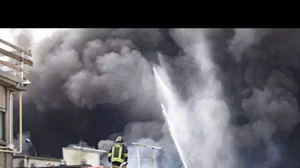 Une usine chimique en feu près de Milan : six blessés et un impressionnant panache de fumée