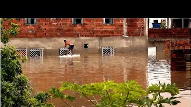 Des maisons sous l'eau, des rues transformées en rivières au Brésil