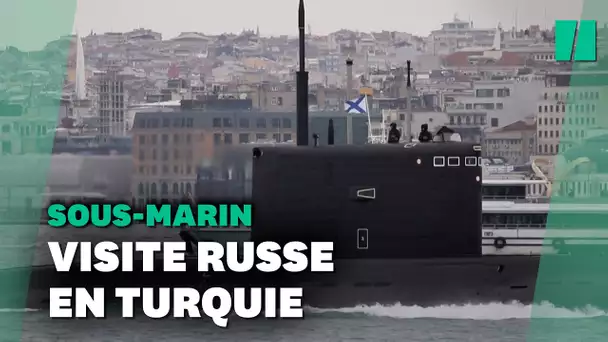 Un sous-marin russe dans le détroit du Bosphore en Turquie