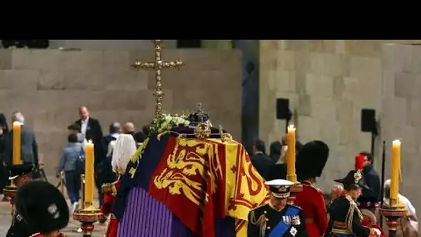 L'adieu à Elizabeth II : plus de 24 heures d'attente désormais pour voir le cercueil de la Reine