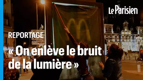 À Paris, ces militants anti-pub recouvrent les panneaux lumineux qui «gaspillent de l'énergie»