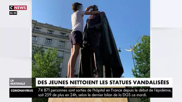 Des jeunes nettoient des statues vandalisées