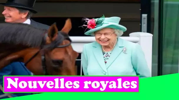 La reine souriante brave la pluie et arrive à Royal Ascot après avoir raté la journée d'ouverture