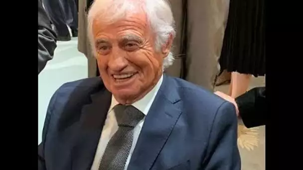 Emmanuel Macron décore Jean Paul Belmondo à l'Elysée  Jean Dujardin applaudit