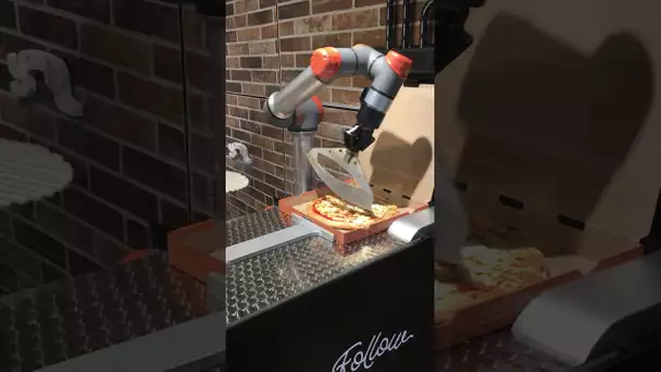 Le robot Pazzi enfourne et découpe la pizza