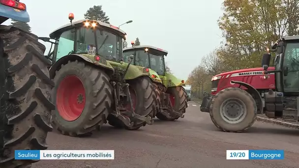 Saulieu : des agriculteurs bloquent la circulation avec leurs tracteurs