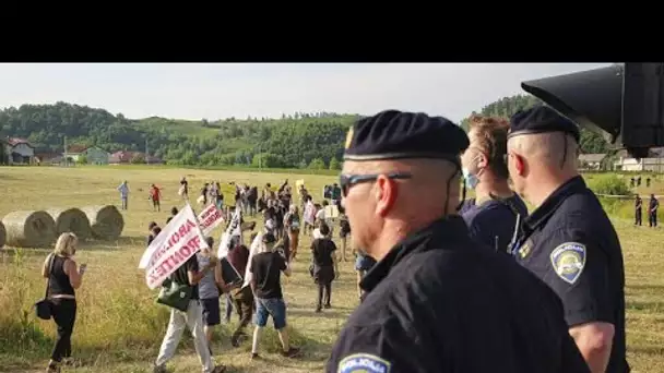 Des militants bloquent un poste de frontière entre la Bosnie et la Croatie