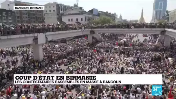 Coup d'Etat en Birmanie : les manifestants bloquent la circulation pour empêcher la répression