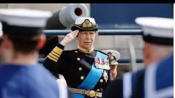 Aurait fait une grande reine » La princesse Anne suscite la frénésie après être sortie en uniforme