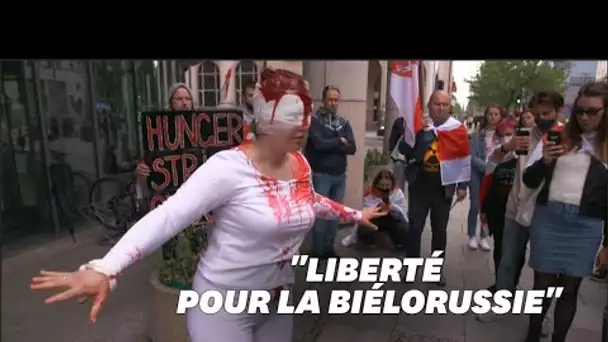 Ils se recouvrent de sang pour protester contre le régime biélorusse