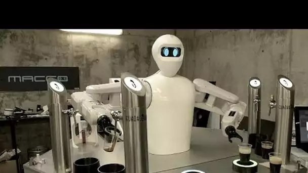 Séville : un robot sert les clients dans les bars pour maintenir les gestes barrières