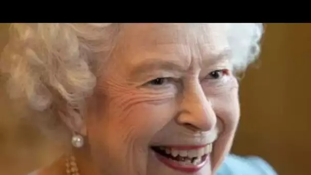 Queen met les gens à l'aise avec une technique unique à deux mots pour personnaliser toutes les salu