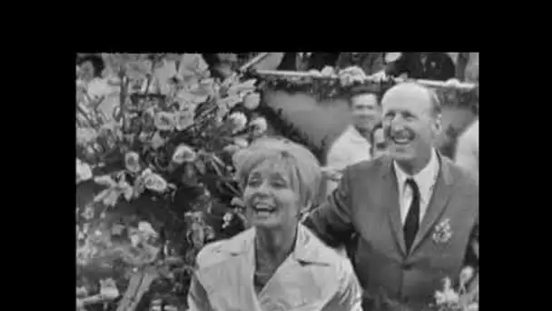 Annie Cordy et Bourvil sur un char de la bataille des fleurs à Nice, en 1967. Archives INA