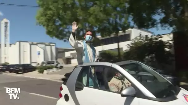 Ce prêtre fait sa procession de Pâques dans les rues de Lisbonne à bord d'une... décapotable