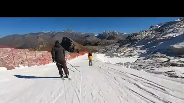 Les premiers skieurs sur les pistes à Tignes, fréquentation record attendue cette saison en France