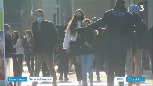 La foule dans les boutiques avant Noël en respectant les règles sanitaires et sécuritaires