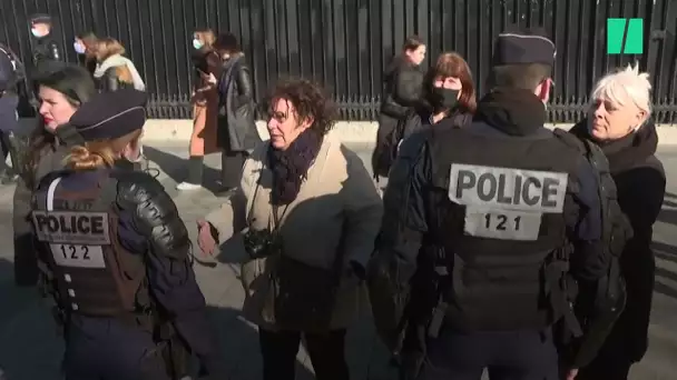 "Convois de la liberté" : lacrymogènes contre des manifestants sur les Champs-Elysée