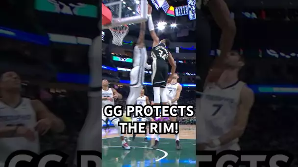 GG gets up to protect the rim! 🙅‍♂️