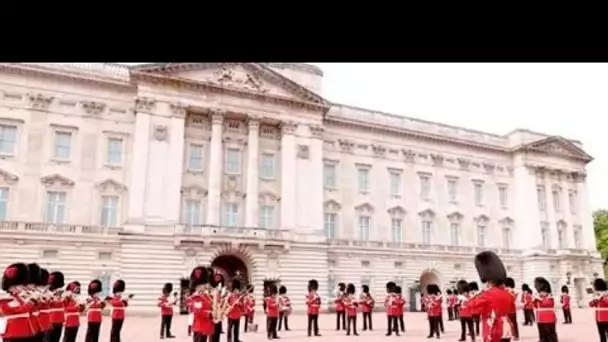 Bonne chance!' Les Queen's Guards rendent un hommage "spécial" aux Lionnes avant la finale de l'Euro