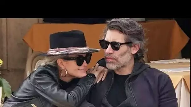 Laeticia Hallyday et Jalil Lespert : Le couple se recueille sur la tombe de Johnny...