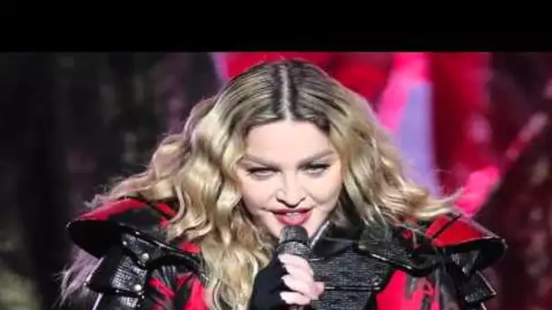 Madonna expose le sein d’une fille de 17 ans lors d'un concert