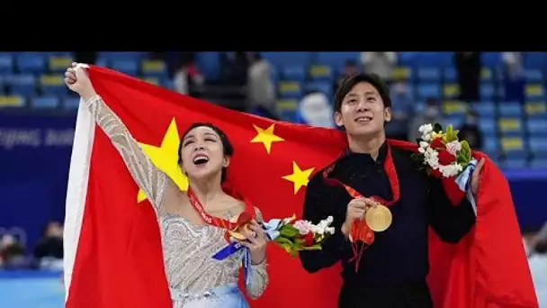 Sacrés champions olympiques en couples à Pékin, les patineurs chinois font vibrer tout un pays