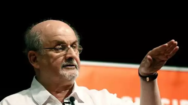 Toujours hospitalisé, Salman Rushdie va un peu mieux selon ses proches • FRANCE 24