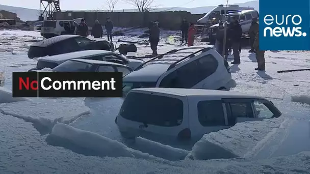 Russie : des voitures coulent dans un lac gelé