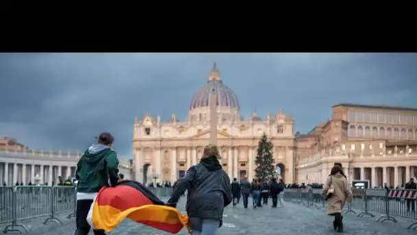 Au Vatican, des milliers de personnes s'apprêtent à rendre un dernier hommage à Benoît XVI