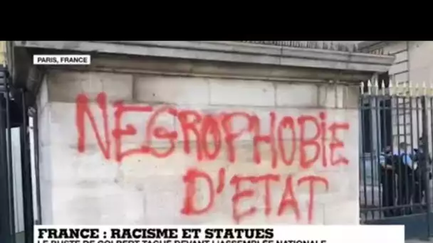 Un tag "Négrophobie d'État" recouvre la statue de Colbert devant l'Assemblée nationale