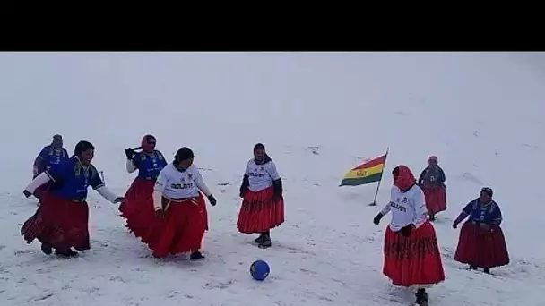 Une partie de foot dans les montagnes andines... à 5 890 m d'altitude