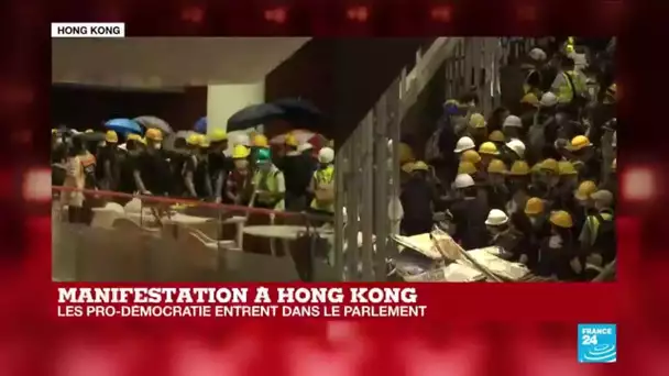 Des manifestants entrent de force dans le siège du Parlement de Hong Kong