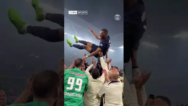 👋❤️💙 Mbappé porté en héros par ses coéquipiers pour sa dernière avec le PSG ! #shorts